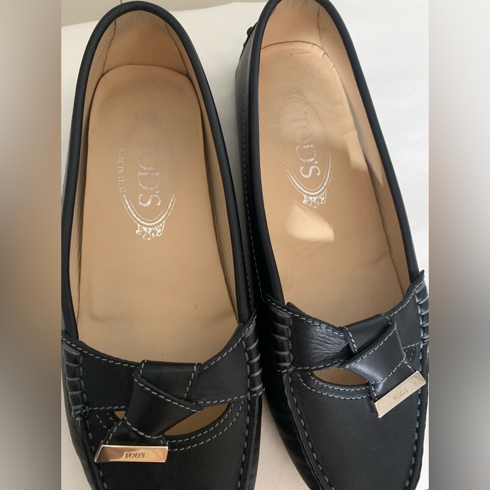 Tod’s black leather driving shoe